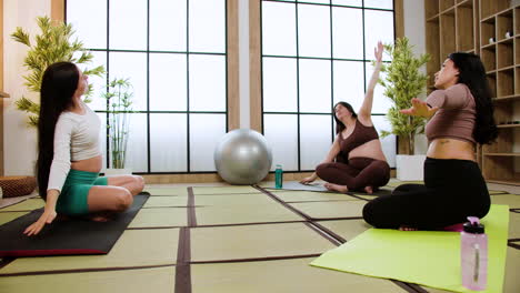 Frauen-Machen-Yoga-Drinnen