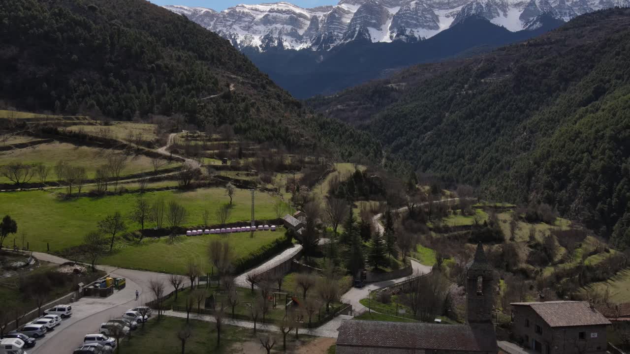 vistas aéreas de un antiguo pueblo con una iglesia románica en los pirineos en españa