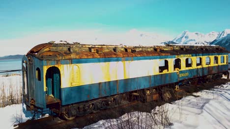 4K-Drohnenvideo-Eines-Verlassenen-Alaska-Eisenbahnwaggons-Am-Seward,-Alaska-Beach-An-Einem-Verschneiten-Wintertag