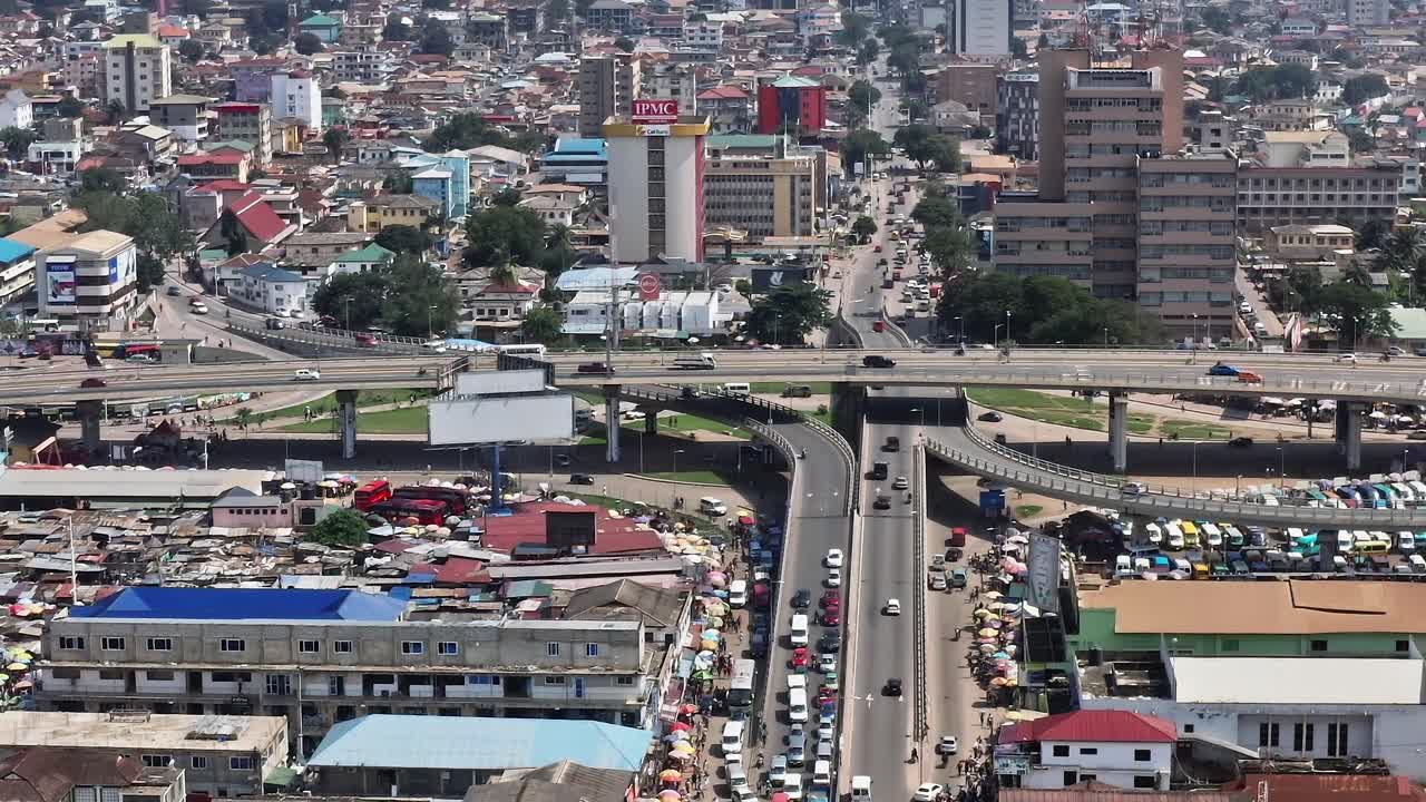 Calles y mercados bulliciosos en Accra, Ghana, durante el día