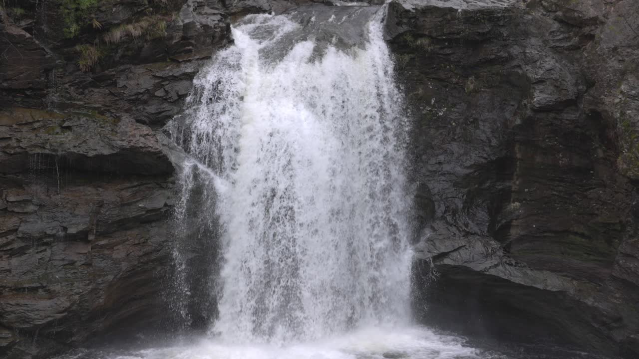 Mellomskudd i sakte film av de berømte Falloch-fossene i Skottland