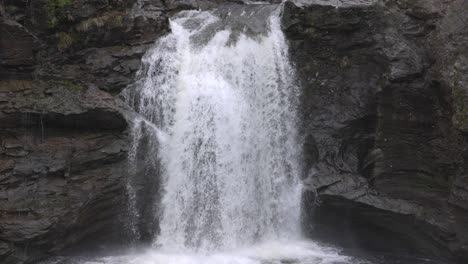 fotografía en cámara lenta de las famosas cataratas de falloch en escocia