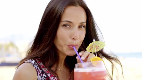 Mujer-Bonita-Bebiendo-Un-Cóctel-En-La-Playa.