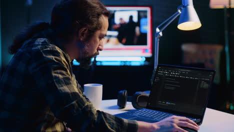 El-Programador-Escribe-Código-En-La-Pantalla-Del-Portátil-Mientras-Está-En-La-Oficina-Del-Apartamento-Usando-Java.