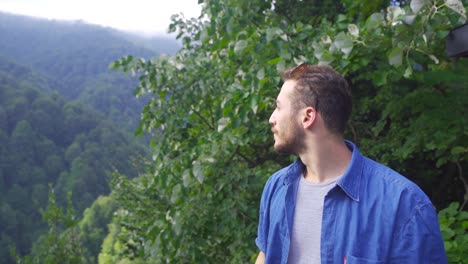 un joven caminando por la naturaleza.
