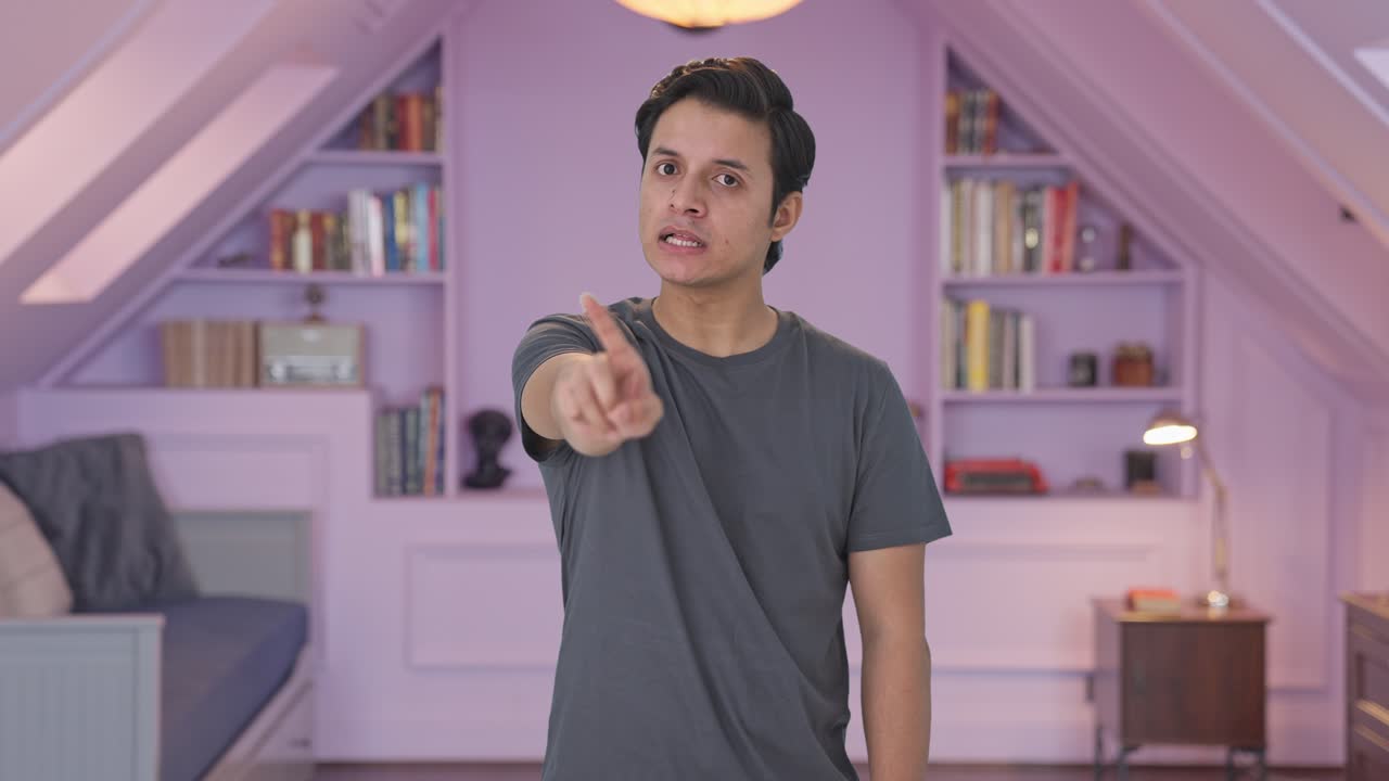 화난 인디언 남자가 "아니요"라고 말합니다.