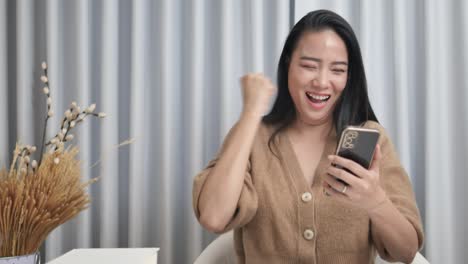 소녀는 매우 행복합니다, 그녀는 디지털 통화 차트와 주식을 확인합니다