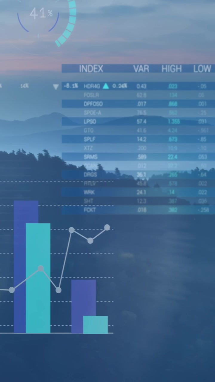 Verticale video: Data HUD verschijnt over een mistige bergkam, UI schuift, grafieken groeien, markten visualiserend.