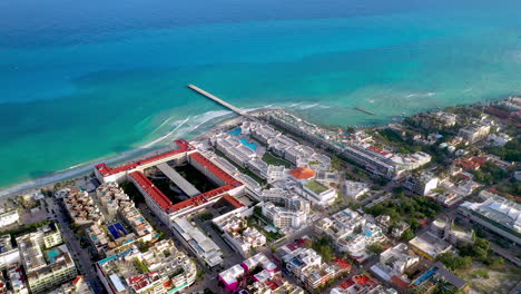 Filmische-Drohnenaufnahme-Von-Resorts-An-Der-Küste-Von-Playa-Del-Carmen-Mexiko