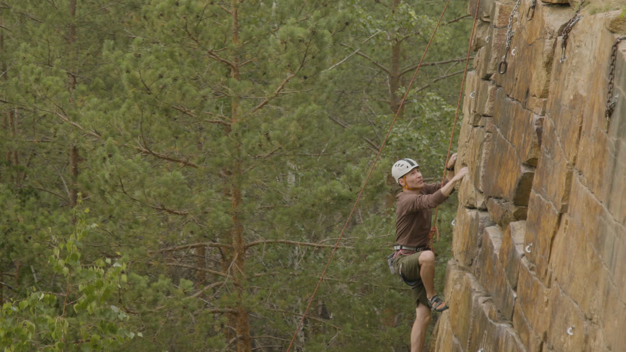escalador en una roca de pared
