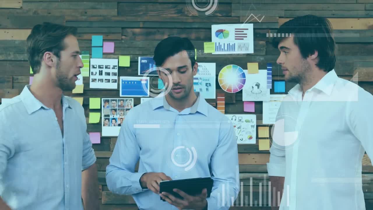 animación de procesamiento de datos estadísticos sobre tres hombres diferentes discutiendo estrechar la mano en la oficina