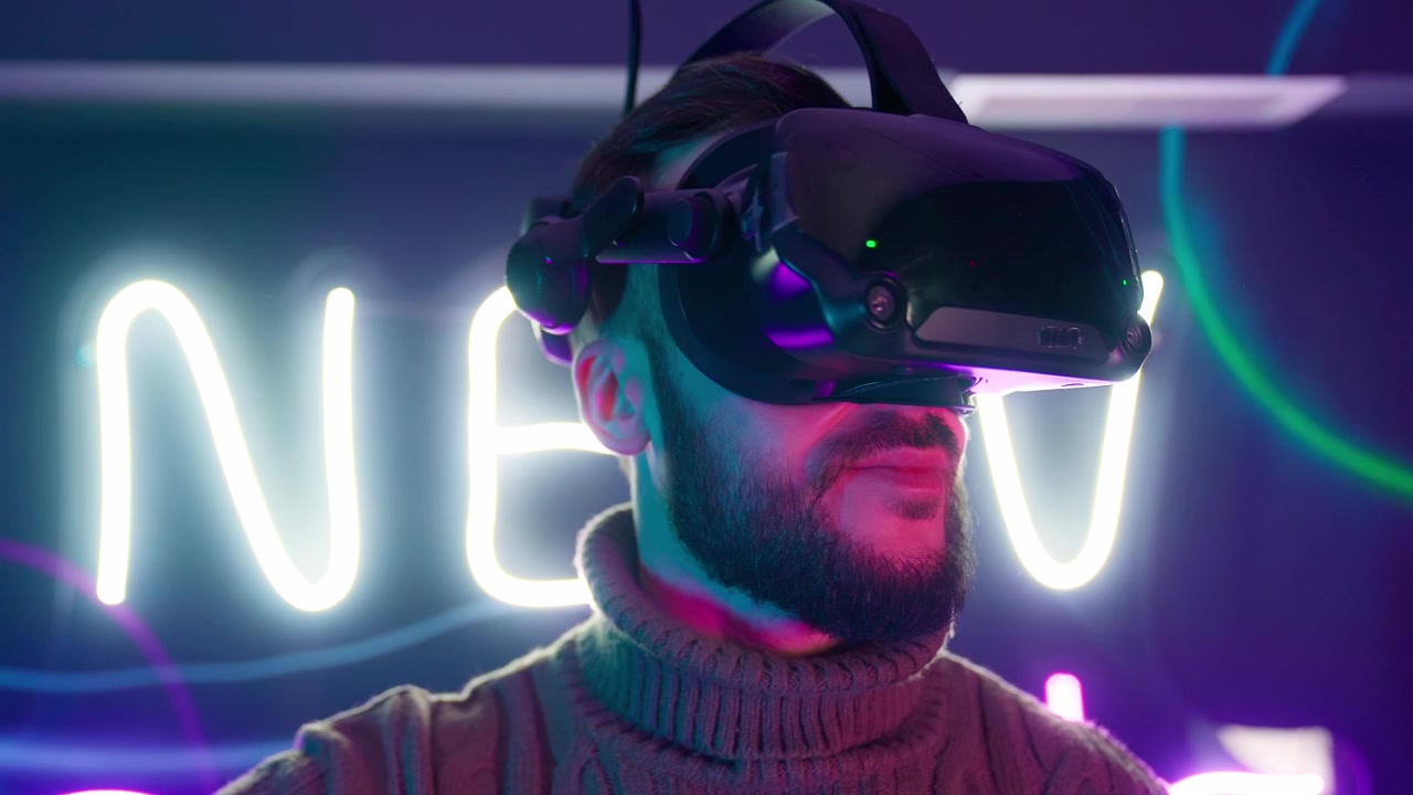 Uomo barbuto immerso nella realtà virtuale con luci al neon