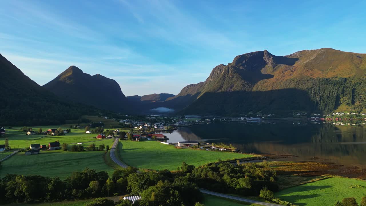 aerial sobre syvde en un hermoso día soleado, municipio de vanylven, noruega
