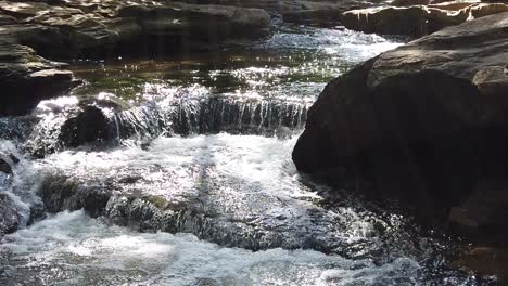 este es un video en cámara lenta del agua que fluye a través de stone creek en flower mount texas