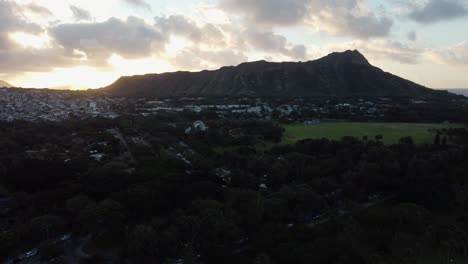 4k-Filmische-Drohnenaufnahme-Des-Sonnenaufgangs-über-Diamond-Head-In-Der-Nähe-Von-Waikiki-Auf-Der-Hawaiianischen-Insel-Oahu