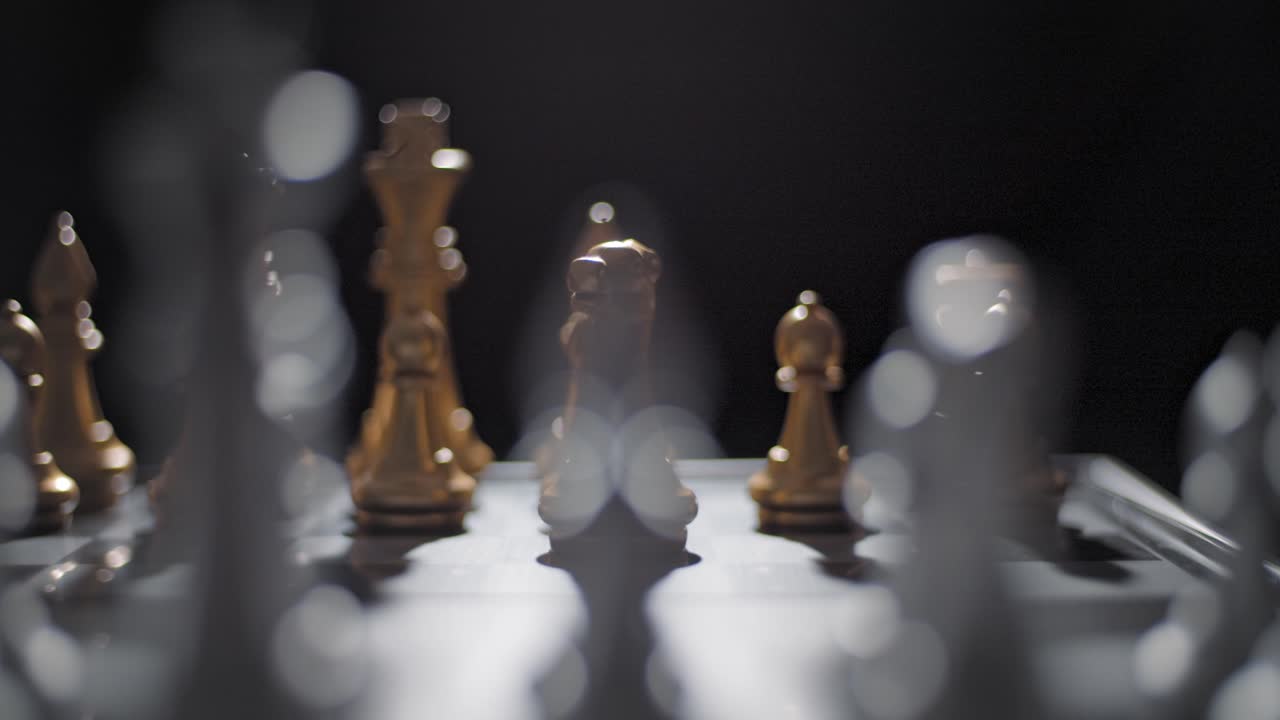 skakspil, hvor den gyldne ridder bevæger sig fremad på brættet