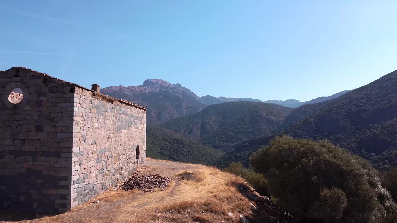 fotografía de un avión no tripulado de una casa abandonada en la montaña