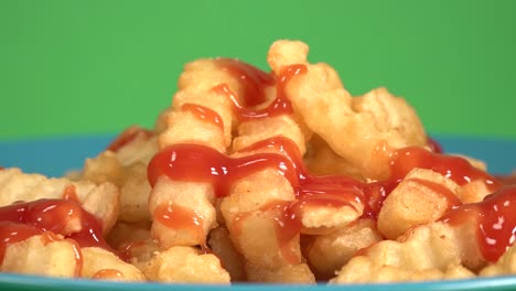 patatas fritas con ketchup sobre un fondo cromático