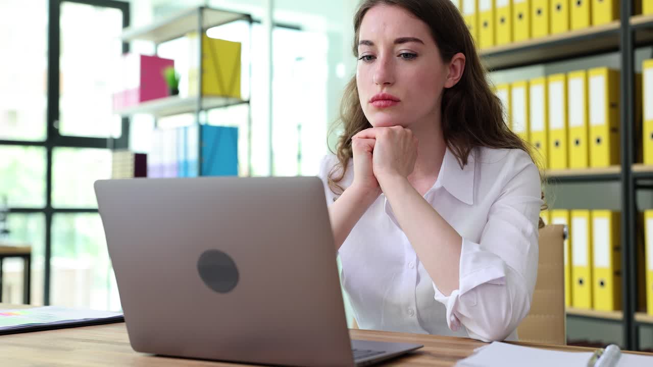 mujer trabajando en una computadora portátil en la oficina