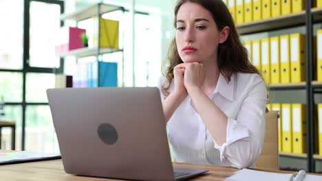 mujer trabajando en una computadora portátil en la oficina