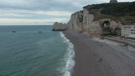 Etretat-Klippen-An-Stürmischem,-Bewölktem-Tag-Mit-Menschen-Am-Strand-Und-Meerblick