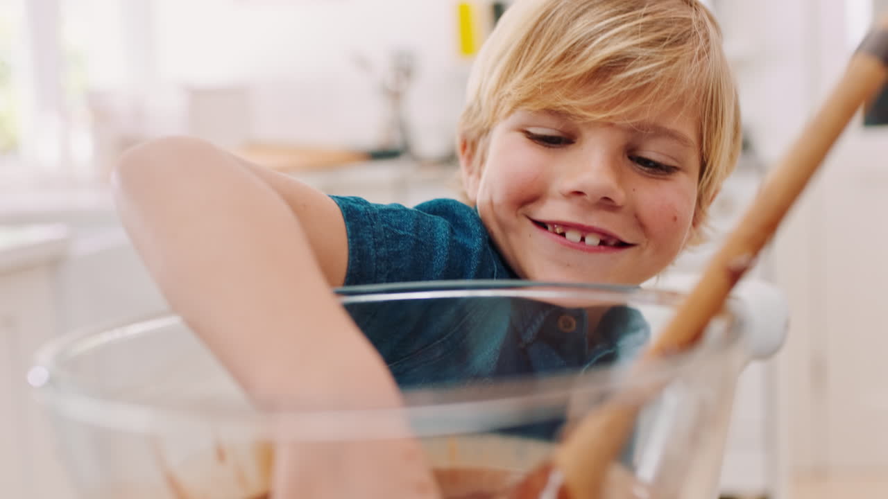 Felice, cucina e mano di bambino nel cioccolato