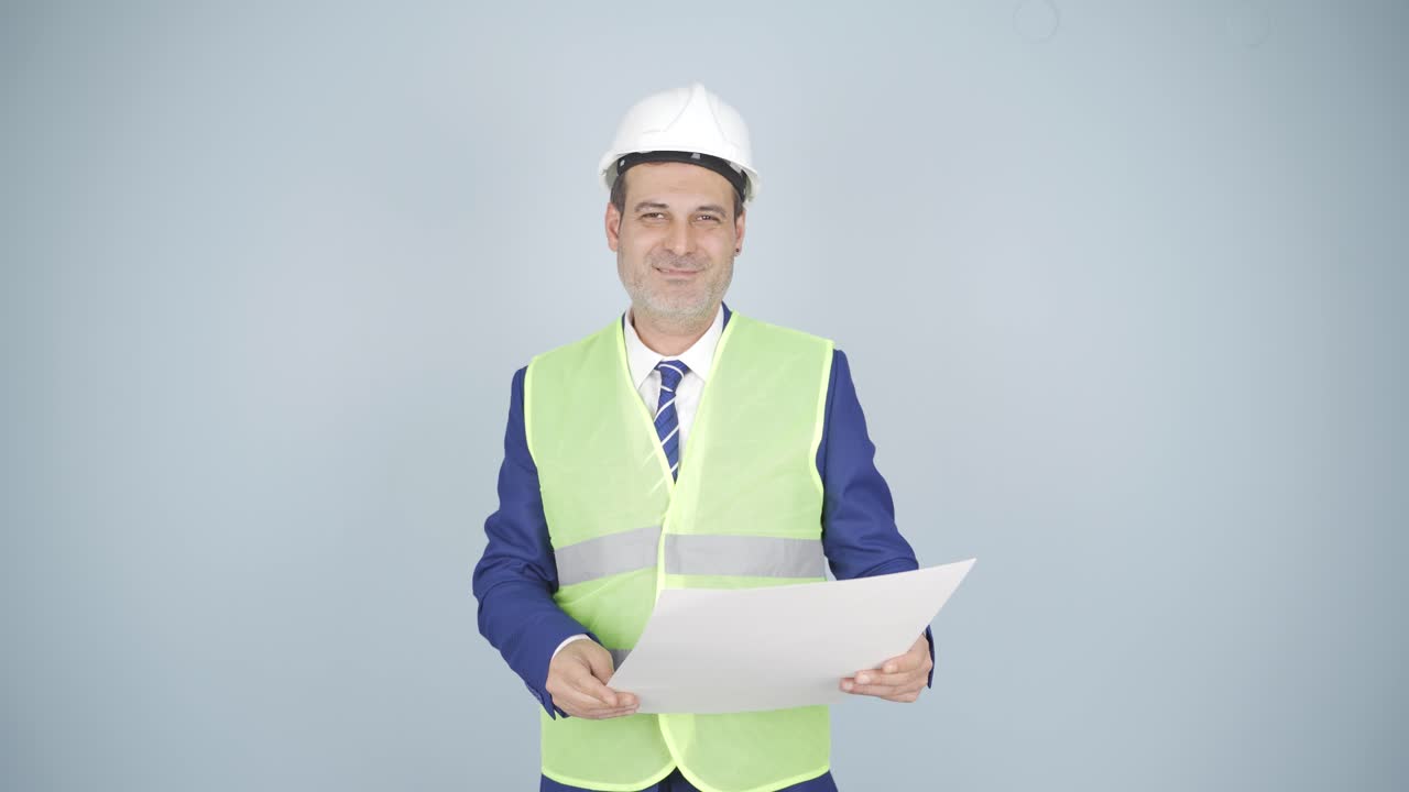 el ingeniero con un casco y sonriendo.