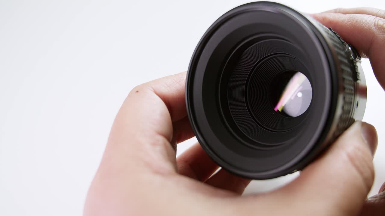 왼손은 작은 렌즈를 들고 오른손은  ⁇ 개 반지를 돌려서 닫기와 열기를 보고 유리 위의 집  ⁇ 을 확인합니다.