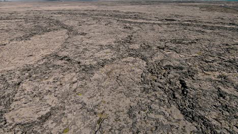 amplia zona llana cubierta de campos de lava