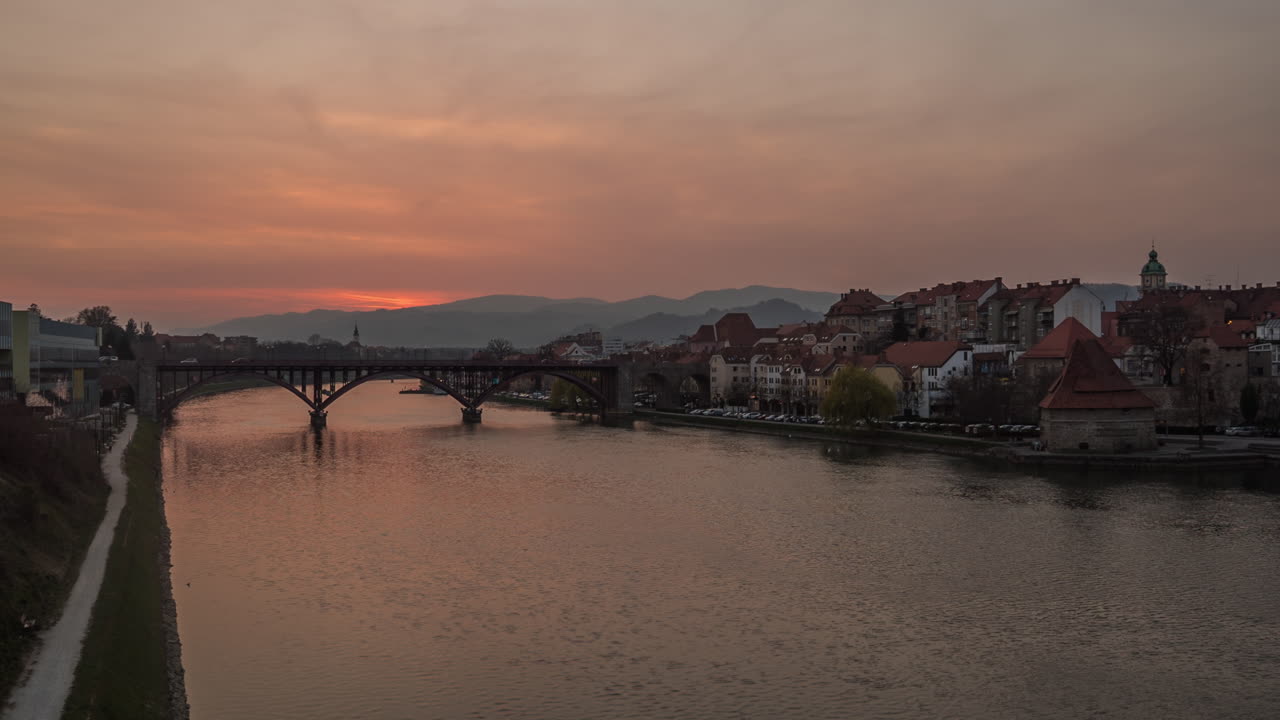 Tramonto su una città europea con un ponte