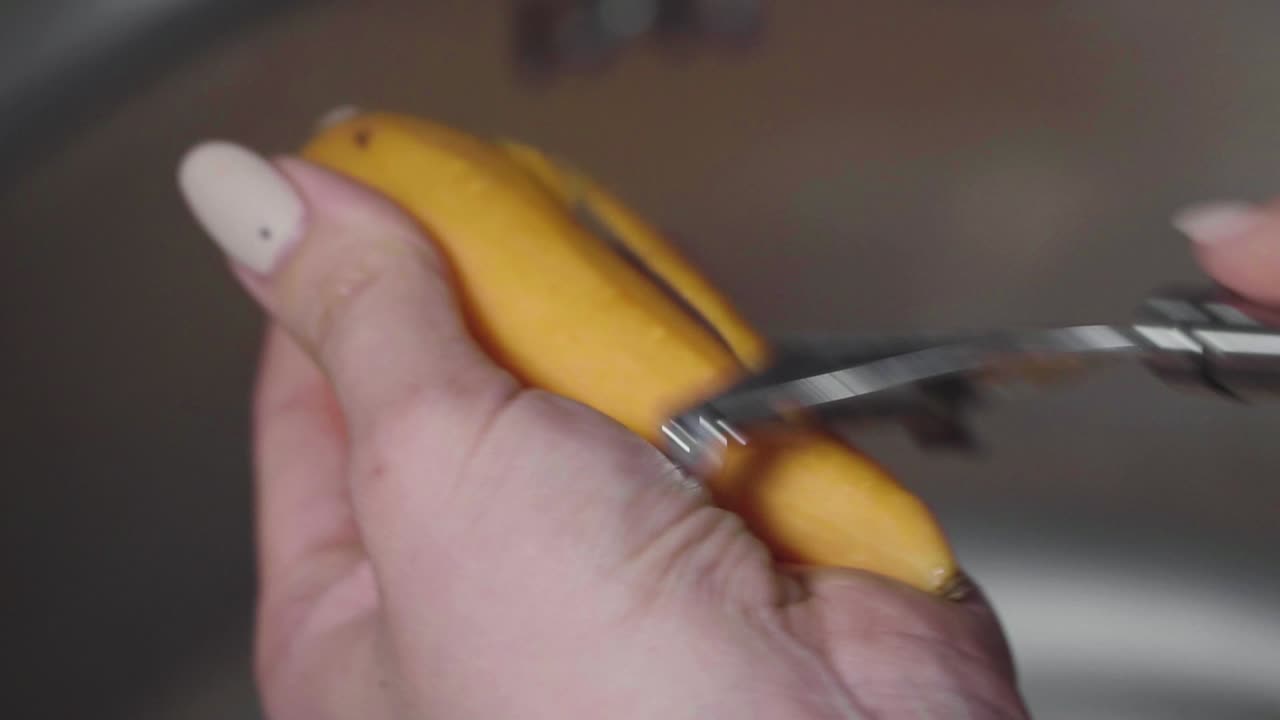 las manos de las mujeres lavan, pelan y cortan las verduras en estofado de verduras