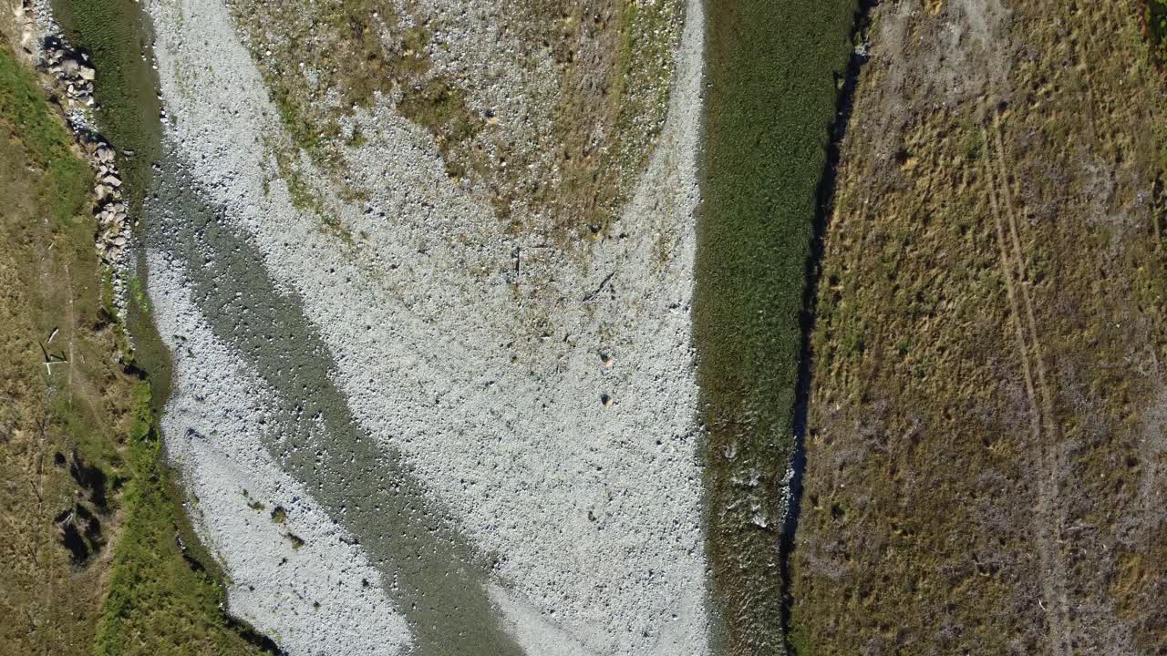 강  ⁇ 에 네 바 ⁇  구동 트랙이 있는  ⁇ 은  ⁇ 힌 강 위의 공중 전망