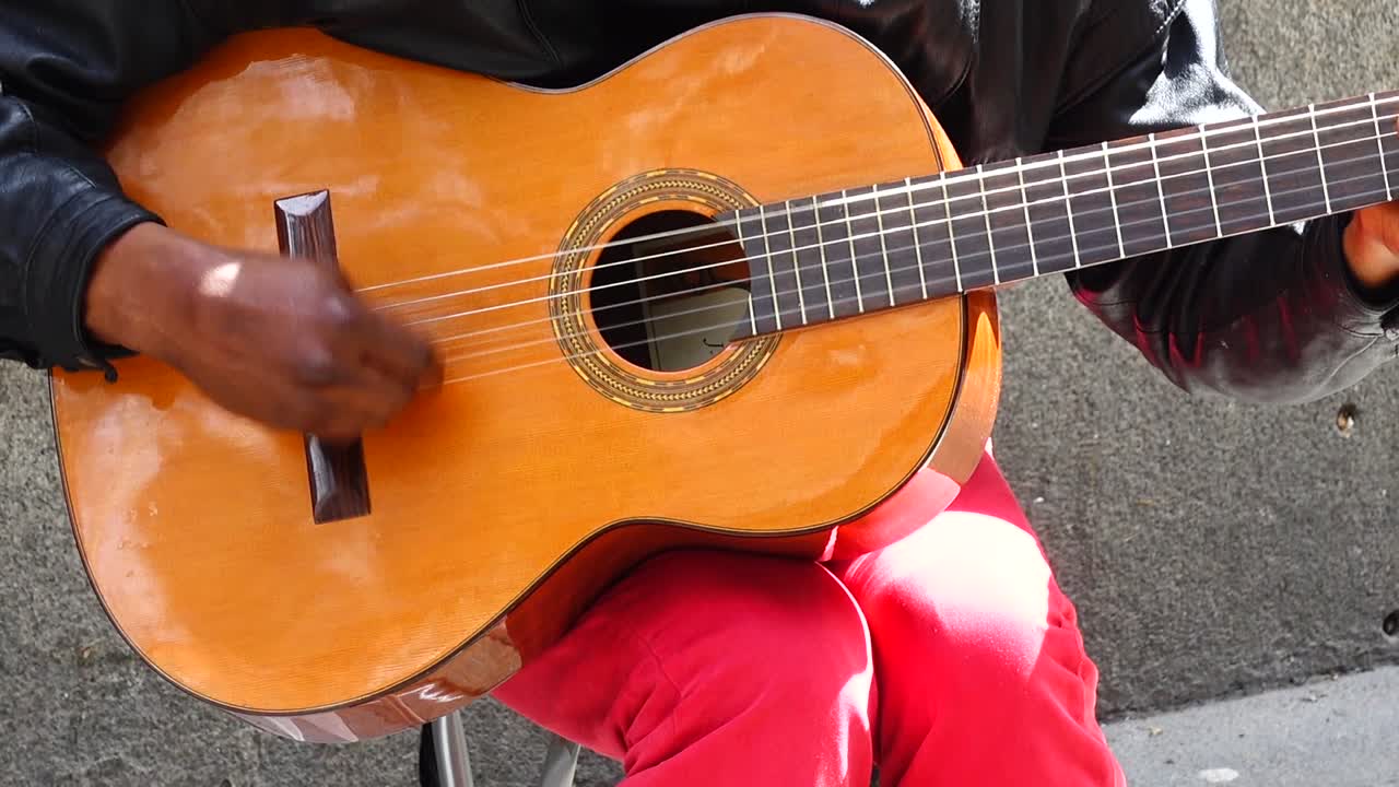 Il musicista suona la chitarra e canta per strada