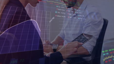 animación del procesamiento de datos financieros sobre una mujer caucásica usando una tableta