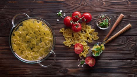 cinemagraph - cucinare la pasta in una pentola di vetro con acqua bollente
