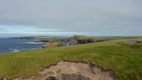 Fliegen-Entlang-Hoher-Klippen.-Vertikale-Felswände-über-Gekräuselter-Meeresoberfläche.-Schöne-Landschaftskulisse.-Kilkee-Cliff-Walk,-Irland