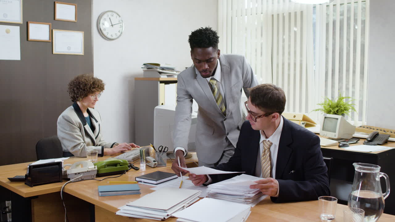 una mujer de negocios usando una computadora retro en una oficina vintage.