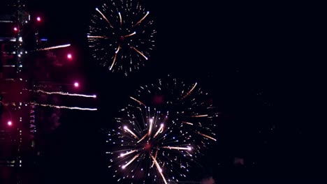 Exhibición-De-Fuegos-Artificiales-Para-La-Celebración-De-La-Víspera-De-Año-Nuevo-Con-Un-Gran-Espectáculo-De-Fuegos-Artificiales-Multicolor-Abstracto-Con-Luces-Bokeh-En-El-Cielo-Nocturno