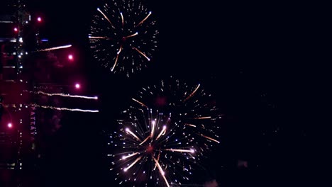 exhibición de fuegos artificiales para la celebración de la víspera de año nuevo con un gran espectáculo de fuegos artificiales multicolor abstracto con luces bokeh en el cielo nocturno