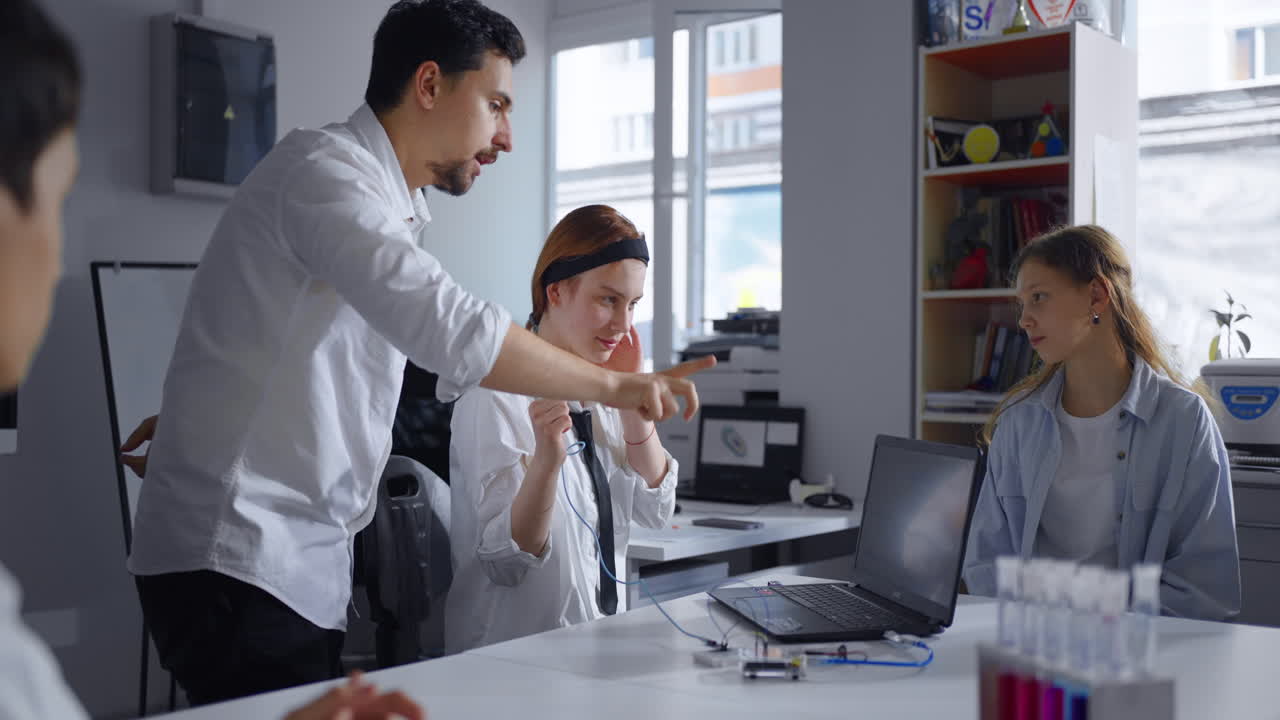 학생들이 교실에서 과학과 기술에 대해 배우는 것