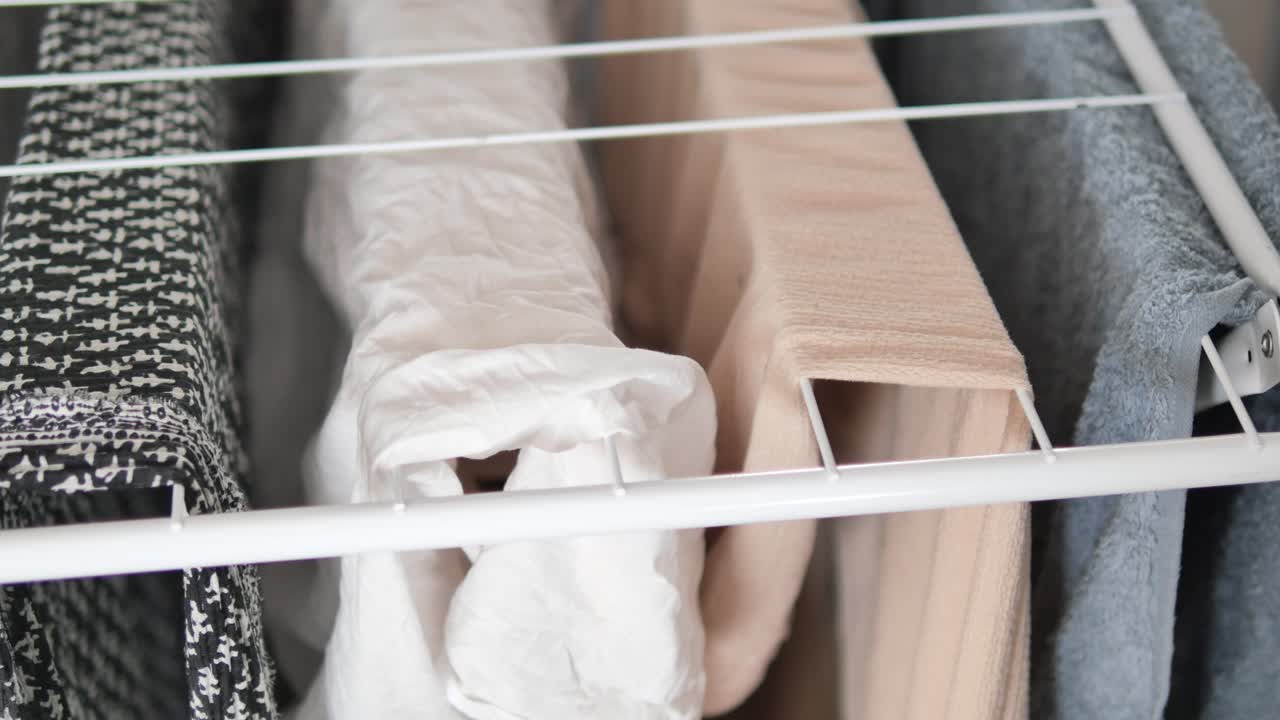 옷이 선반에 건조되고 있습니다.