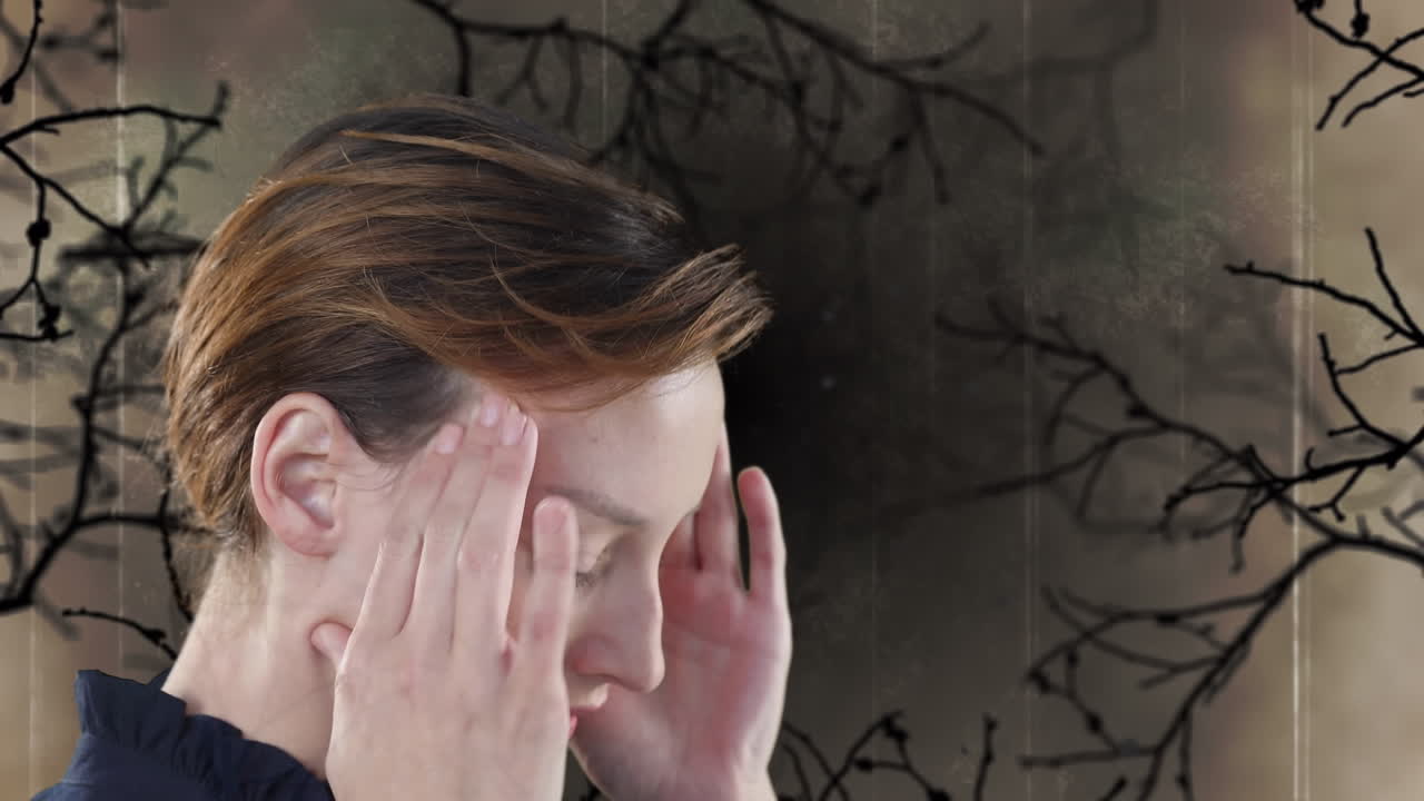 animación de una mujer caucásica tocando su cabeza sobre formas