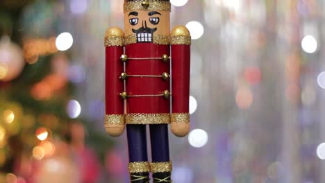 decoración de cascanueces de juguete de soldado de madera en el fondo de navidad de bokeh