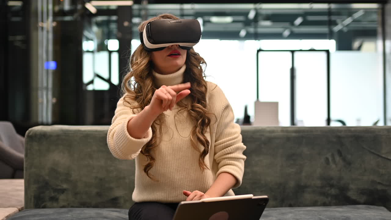 Brun kvinne bruker et Virtual Reality-headset på en sofa