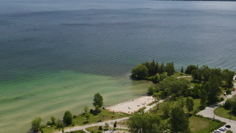 Toma-De-órbita-Aérea-De-La-Playa-De-Innisfil-Y-El-Revelador-Lago-Simcoe-En-El-Sur-De-Ontario,-Canadá