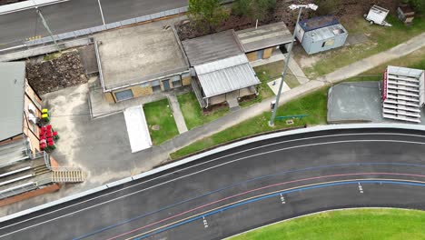 imágenes aéreas de un velódromo y una carretera cercana