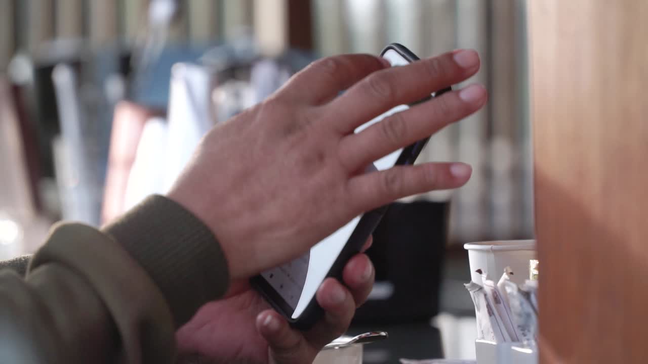 스마트폰을 재생하는 사람들의 손을 가까이  ⁇ 습니다.