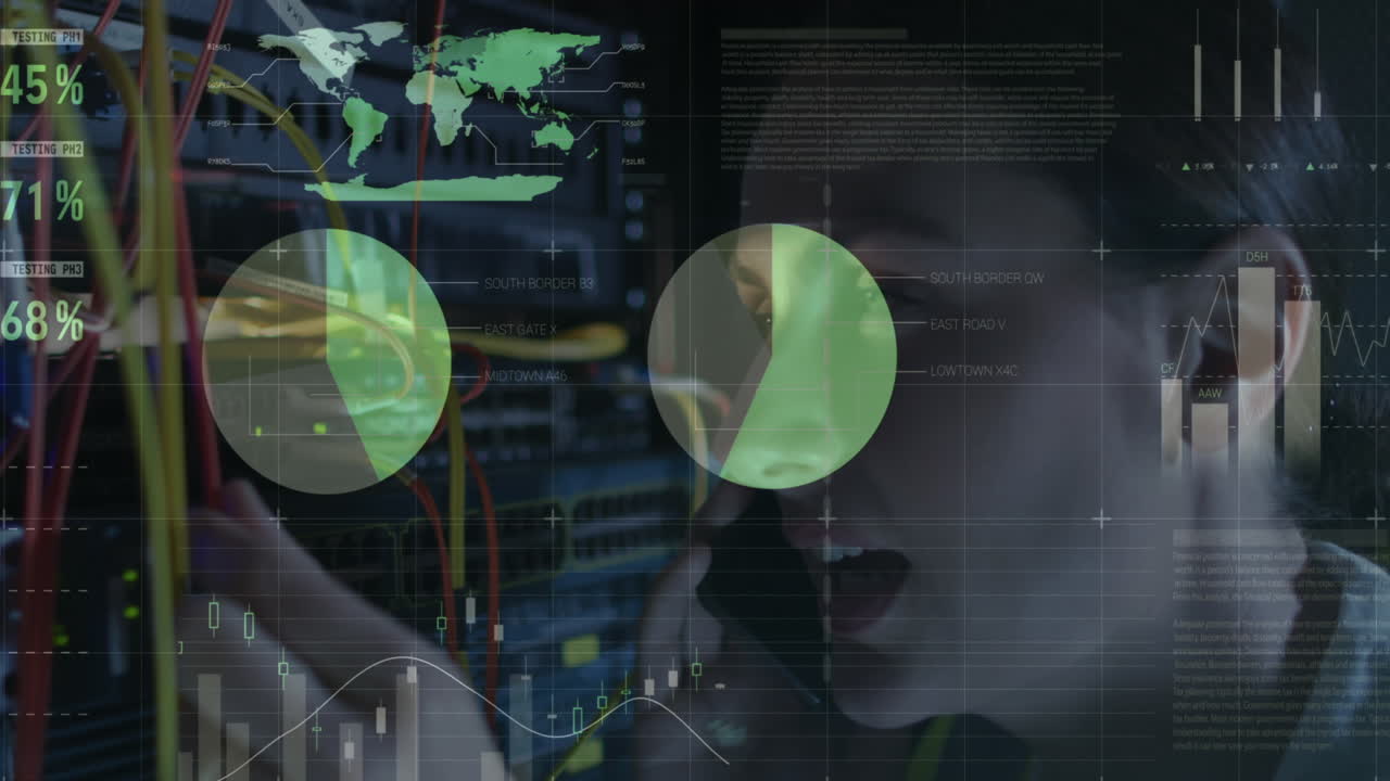animación del procesamiento de datos sobre una ingeniera de ti caucásica con un teléfono inteligente por un servidor de computadora
