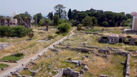 drone cinématographique révélant des ruines grecques antiques