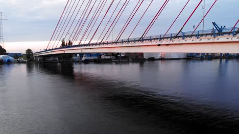 toma aérea del puente atirantado en el río motława en gdansk, polonia